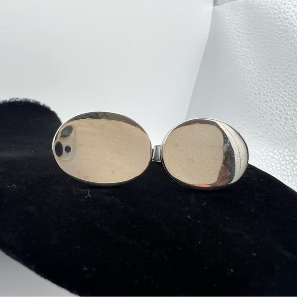 Two pairs of silver tone cuff links. Smooth Oval & texture square classic style - Picture 3 of 4